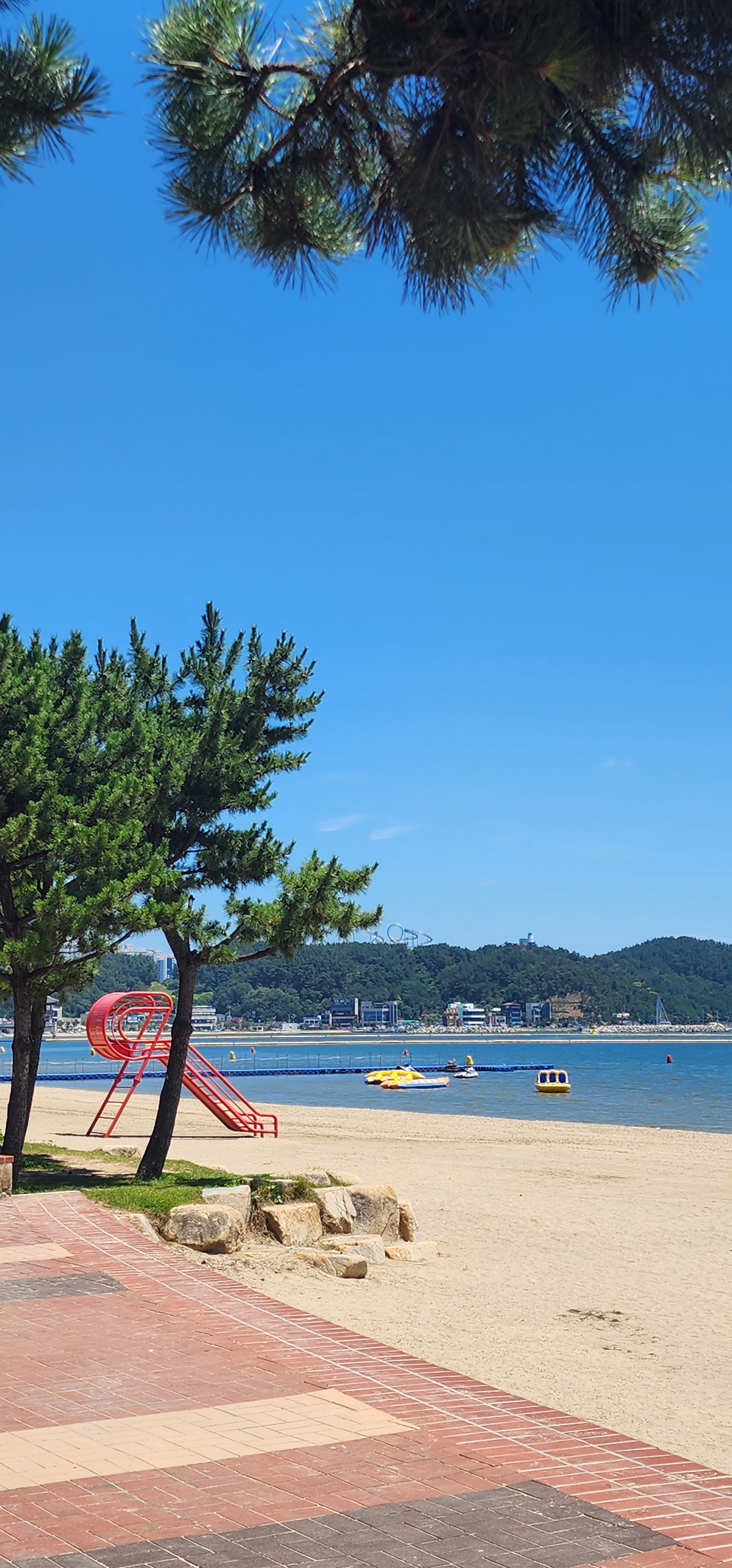 以海鸥与渔船为题材的岸景，呼应浦项的渔业与海运前史。