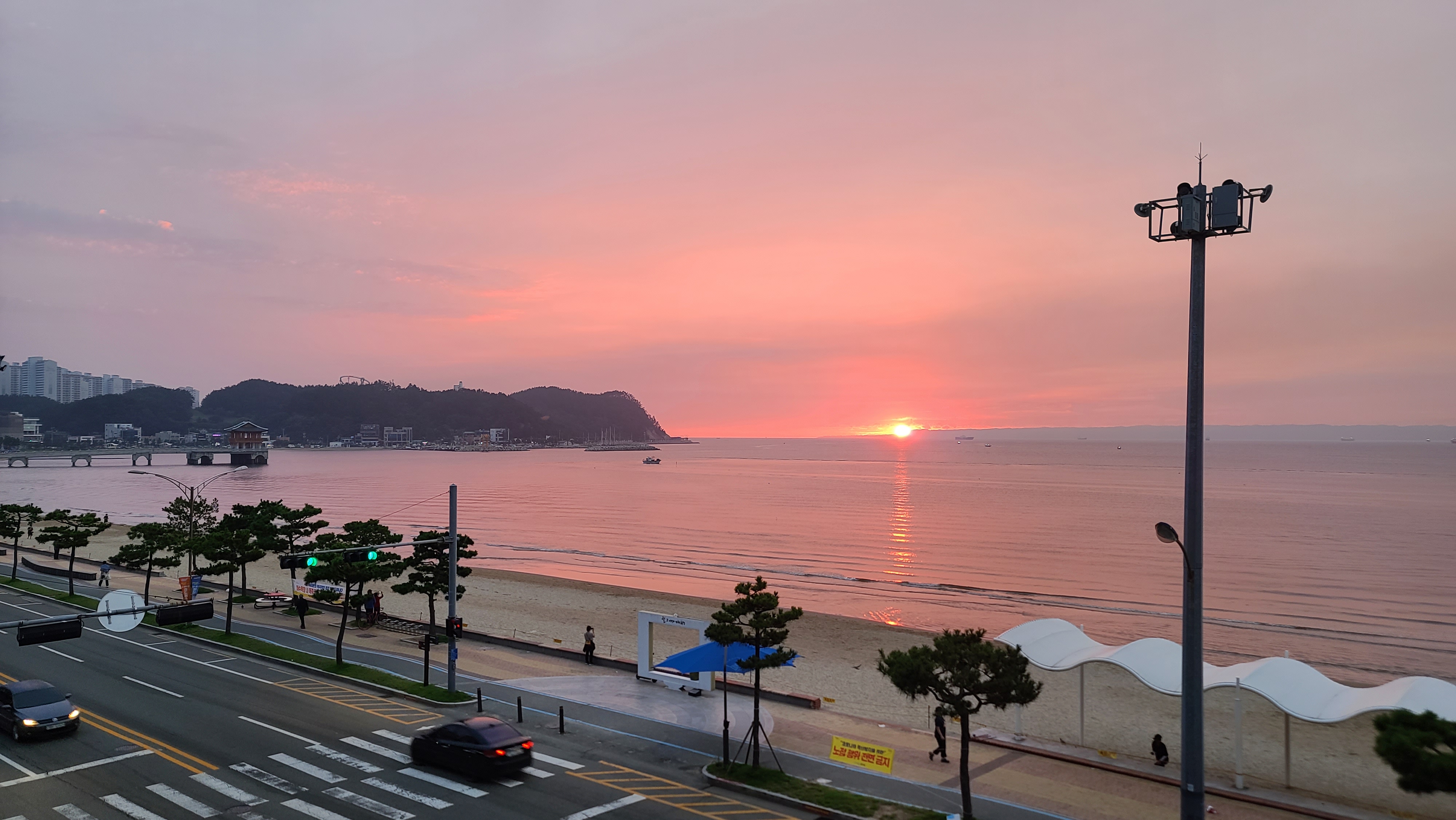情侣与自由行旅客在红色步道上的留影点。